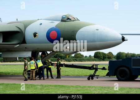 Avro Vulcan XM655 am Flugplatz Wellesbourne, Warwickshire, England, UK gezogen wird Stockfoto