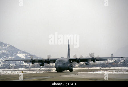 4. März 1993 während der Belagerung von Sarajevo: Eine amerikanische Lockheed C-130H Hercules der Kentucky Air Guard Taxis nach der Landung am Flughafen von Sarajevo. Stockfoto