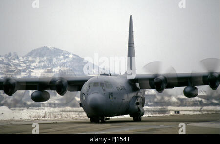 4. März 1993 während der Belagerung von Sarajevo: Eine amerikanische Lockheed C-130H Hercules der Kentucky Air Guard Taxis nach der Landung am Flughafen von Sarajevo. Stockfoto