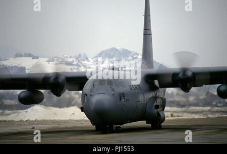 4. März 1993 während der Belagerung von Sarajevo: Eine amerikanische Lockheed C-130H Hercules der Kentucky Air Guard Taxis nach der Landung am Flughafen von Sarajevo. Stockfoto