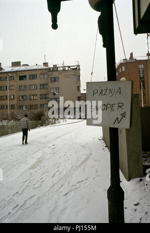 5. März 1993 während der Belagerung von Sarajevo: eine handschriftliche "Paznja Snajper' (Achtung Sniper) Zeichen hängt von einem Laternenpfahl, in der Nähe des Holiday Inn. Stockfoto