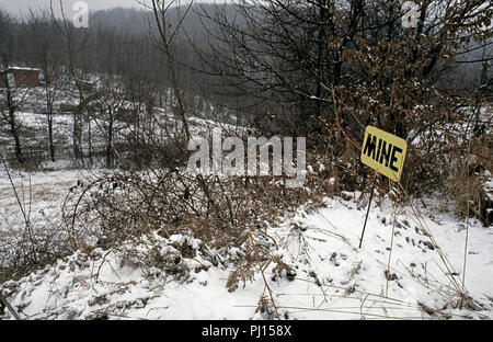 5. März 1993 während des Krieges in Bosnien: etwa auf halbem Weg zwischen Sarajevo und Kiseljak, ein strassenrand Minenfeld ist mit einem rudimentären Zeichen gekennzeichnet. Dies wurde im Niemandsland zwischen Bosnisch-kontrollierten Gebiet und gesteuert von der HVO (die Kroaten). Stockfoto