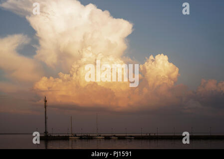 Big Wolkenbildung am Abend in der Nähe des Meeres Pier Stockfoto