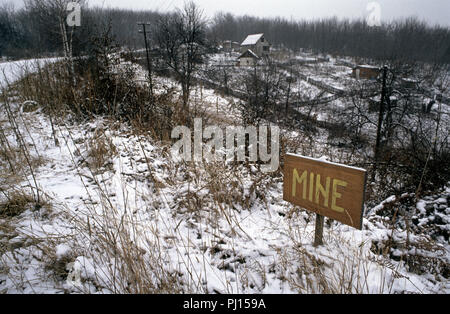 5. März 1993 während des Krieges in Bosnien: etwa auf halbem Weg zwischen Sarajevo und Kiseljak, ein strassenrand Minenfeld ist mit einem rudimentären Zeichen gekennzeichnet. Dies wurde im Niemandsland zwischen Bosnisch-kontrollierten Gebiet und gesteuert von der HVO (die Kroaten). Stockfoto