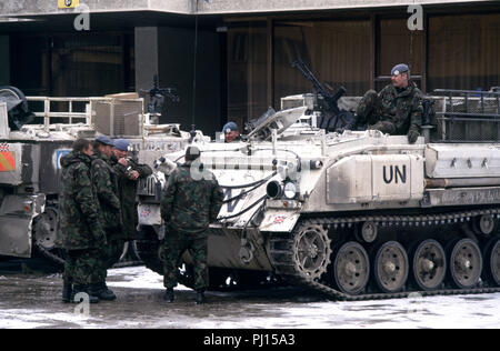 5. März 1993 während des Krieges in Bosnien: Mehrere britische Armee Soldaten an Ihre 432 gepanzerte Truppentransporter entspannen, geparkten außerhalb der HVO (Kroatisch) Hauptsitz am Josipa Bana Jelačića 26 in der kleinen Stadt Kiseljak, nord-westlich von Sarajevo. Stockfoto