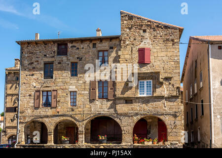 Place de la Halle von Pradelles beschriftet les plus beaux villages de France auf Stevenson Trail, Haute-Loire, Auvergne Rhône-Alpes, Frankreich Stockfoto