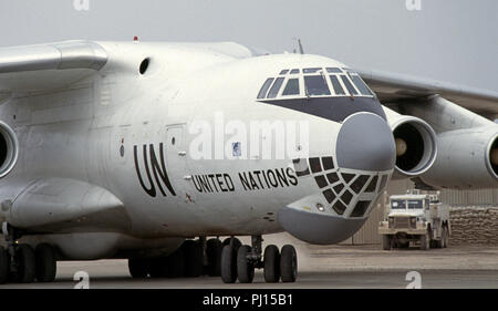 8. März 1993 während der Belagerung von Sarajevo: am Flughafen von Sarajevo, das von den Vereinten Nationen Iljuschin Il-76 transport Jet wirft Wolken von Staub, wie es Taxis, nur nach der Landung. Stockfoto