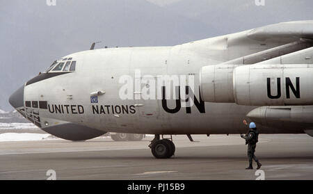 8. März 1993 während der Belagerung von Sarajevo: am Flughafen von Sarajevo, einem französischen UN-Soldaten leitet der Pilot einer Vereinten Nationen Iljuschin Il-76 transport Jet, der gerade gelandet ist. Stockfoto