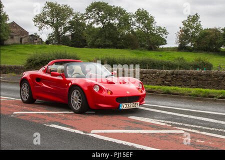 Ruby Red 1999 90s Lotus Elise Sportwagen auf der Hoghton Towers Classic Car Show, Preston, UK Stockfoto