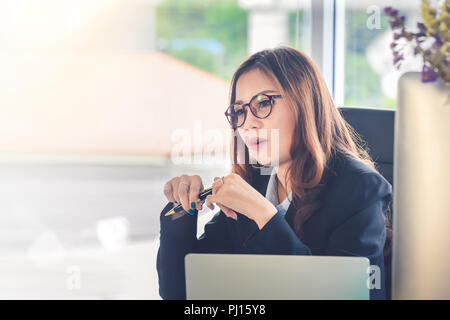 Geschäftsfrau im Büro Schreibtisch, Konzept für Ausschuss Personalmanager Finalisten Interview Stockfoto