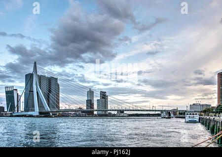 Rotterdam, Niederlande, 24. August 2018: Die erasmusbrücke und Wilhelminapier Hochhaus aus über den Fluss unter einem bunten Sommer Abend Himmel gesehen Stockfoto