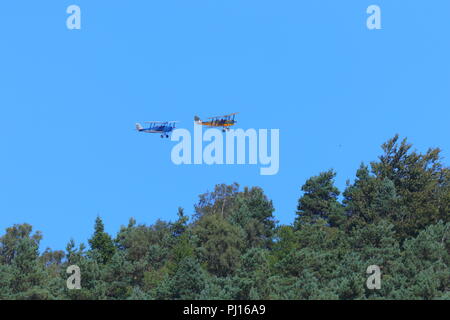 2 alte Flugzeuge führen Sie einen niedrigen Flypast der Derwent Behälter in der oberen Derwent Valley des Peak District National Park. Stockfoto