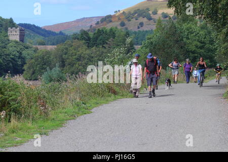 Besucher der Peak District National Park genießen Sie verschiedene Aktivitäten rund um Derwent Behälter in der oberen Derwent Valley Stockfoto