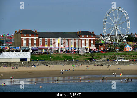 Barry Island, Tal von Glamorgan, South Wales ist einer beliebten Touristenattraktion. Bild genießen spät Sommer Sonnenschein 2018. Whitmore Bay pic. Stockfoto