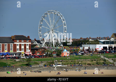 Barry Island, Tal von Glamorgan, South Wales ist einer beliebten Touristenattraktion. Bild genießen spät Sommer Sonnenschein 2018. Whitmore Bay pic. Stockfoto