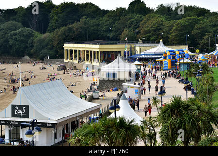 Barry Island, Tal von Glamorgan, South Wales ist einer beliebten Touristenattraktion. Bild genießen spät Sommer Sonnenschein 2018. Whitmore Bay pic. Stockfoto