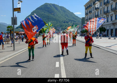 Lugano, Schweiz - 19. Juni 2017: fahnenträger Parade für das Weinfest in Lugano in der Schweiz Stockfoto