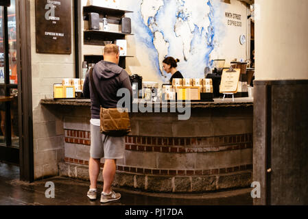 New York City, USA - Juni 22, 2018: die Menschen einkaufen in Chelsea Market in New York. Chelsea Market ist ein Food Hall, Einkaufszentren, Bürogebäude und t Stockfoto