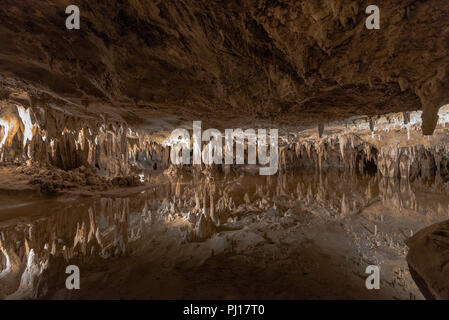 Weitwinkel Foto von Traum See im Luray Caverns, wo der flache See spiegelt den Stalaktiten. Stockfoto