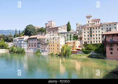 Brenta Fluss in Bassano del Grappa mit Castello degli Ezzenini auf die Skyline und den Spiegelungen im Wasser, Vicenza, Italien Stockfoto