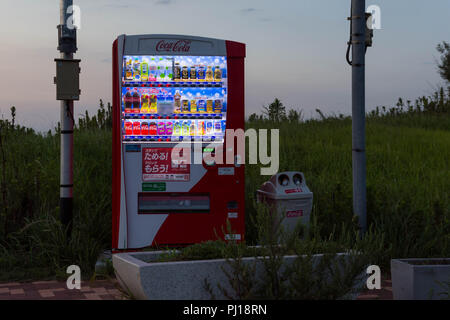 Japan Automaten in einer abgelegenen und Rasenfläche mit Können und bin Flasche Stockfoto