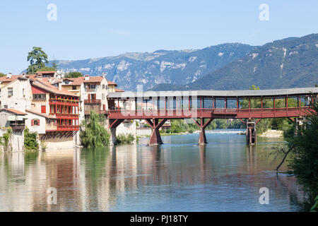 Ponte Vecchio, Holz Pontoon Bridge von Palladio, Brenta, Bassano del Grappa, Vicenza, Italien im frühen Morgenlicht, Blick auf die Dolomiten und Refle Stockfoto