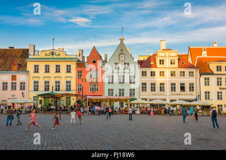 Tallinn Stadtplatz, Aussicht an einem Sommerabend der bunten Rathausplatz in der mittelalterlichen Altstadt von Tallinn, Estland. Stockfoto