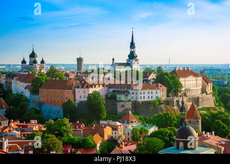 Tallinns Altstadt, im Sommer Blick in Richtung der historischen Altstadt von Toompea Hill mit seinen zwei Kathedralen auf der Skyline, Tallinn Estonia Stockfoto