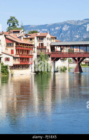 Ponte Vecchio, Holz Pontoon Bridge von Palladio, Brenta, Bassano del Grappa, Vicenza, Italien im frühen Morgenlicht, Blick auf die Dolomiten und Refle Stockfoto