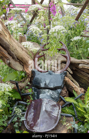 RHS Hampton Court Flower Show 2018. Darstellung, Skulptur eines glänzenden Hirschkäfer mit riesigen antheren in natürlichen ökologischen Waldgebieten. Stockfoto