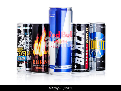 LONDON, UK, September 03, 2018: Aluminium Dosen von Energy Drinks, verschiedene Marken auf Weiß. Stockfoto