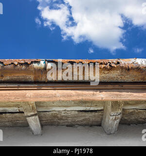 Defekte Dachrinne auf dem Dach eines Hauses Stockfoto