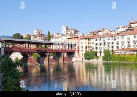 Ponte degli Alpini oder Ponte Vecchio, Brenta, Bassano del Grappa, Vicenza, Italien bei Sonnenuntergang mit Reflexionen. Holz- Pontoon Bridge, Palladio 1569 Stockfoto
