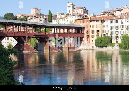 Ponte degli Alpini oder Ponte Vecchio, Brenta, Bassano del Grappa, Vicenza, Italien bei Sonnenuntergang mit Reflexionen. Holz- Pontoon Bridge, Palladio 1569 Stockfoto