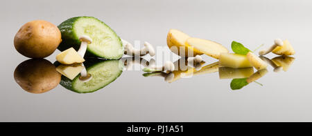 Eingestellt von Kartoffel, Gurke, Champignons auf Acrylglas. Stockfoto