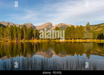 Sprague See im Rocky Mountain National Park. Hallett Peak und die kontinentale Wasserscheide im Wasser widerspiegelt Stockfoto