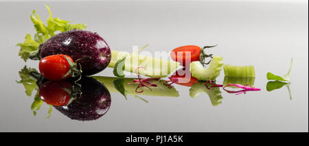 Satz von Aubergine, Fenchel, Tomate auf Acrylglas. Stockfoto