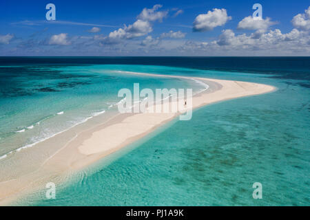 Frau gehen auf Ngurtavur Strand, Kai Inseln, Molukken, Indonesien Stockfoto