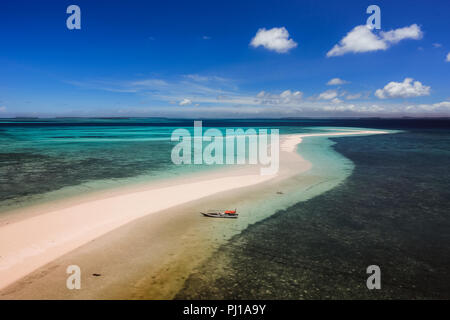 Fischerboot auf Ngurtavur Strand, Kai Inseln, Molukken, Indonesien Stockfoto