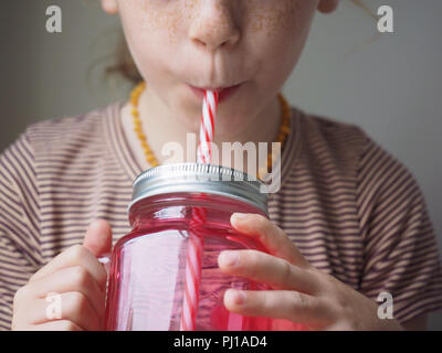 Mädchen Saft trinken aus einem marmeladenglas Stockfoto