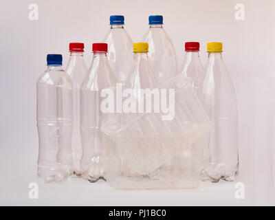 Leere Kunststoff Trinkflaschen bereit für das Recycling. Umweltschutz Konzept. Leere bunten Plastikflaschen sind Wertstoffe. Entsorgungskonzept. Stockfoto