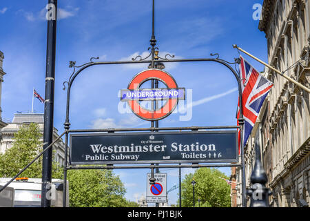Schild, der U-Bahn Station, Westminster, London, England, Grossbritannien Stockfoto
