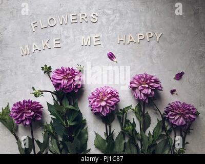 Blumen machen mich glücklich Anordnung mit Dahlien Stockfoto