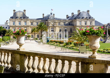 Paris, Frankreich, 12. August 2018: Die luxemburgische Palast, in der 6. Arrondissement von Paris gelegen, ist der Sitz des französischen Senats seit 1958. Stockfoto