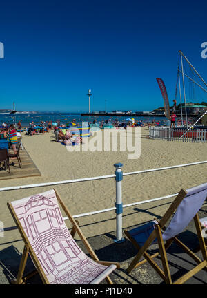 Weymouth Strand im Sommer mit Jurassic Skyline Aussichtsturm in der Ferne, Weymouth, Dorset, England, Großbritannien Stockfoto