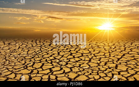 Trockenen Lehmboden Sun Wüste global worming Konzept geknackt verbrannte Erde Boden dürre Wüste Landschaft dramatischer Sonnenuntergang Stockfoto