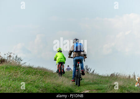 Radfahren auf der Oberseite des South Downs, in der Nähe von Ditchling Beacon Stockfoto