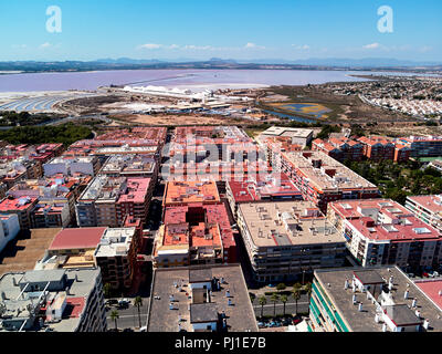 Antenne Panoramablick drone Ansicht von Torrevieja resort Stadtbild und Las Salinas Salz Industrie, Produktion. Salz rosa See, erklärte einer der gesündesten in Eu Stockfoto