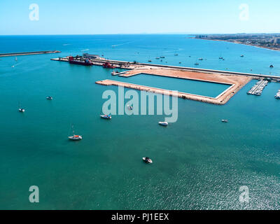 Antenne Panoramablick auf türkisblaue Mittelmeer Bucht und nautischen Schiffe in Torrevieja Resort City. Salz laden Liegeplatz im Hafen, Hafen, Marina. Stockfoto