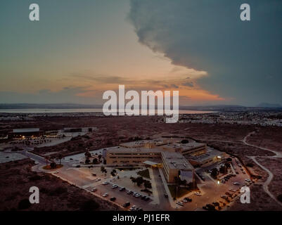 Antenne Panoramablick drone Ansicht von Torrevieja resort Stadtbild und Las Salinas bei Sonnenuntergang. Salz rosa See, erklärte einer der gesündesten in Europa. Saline Stockfoto